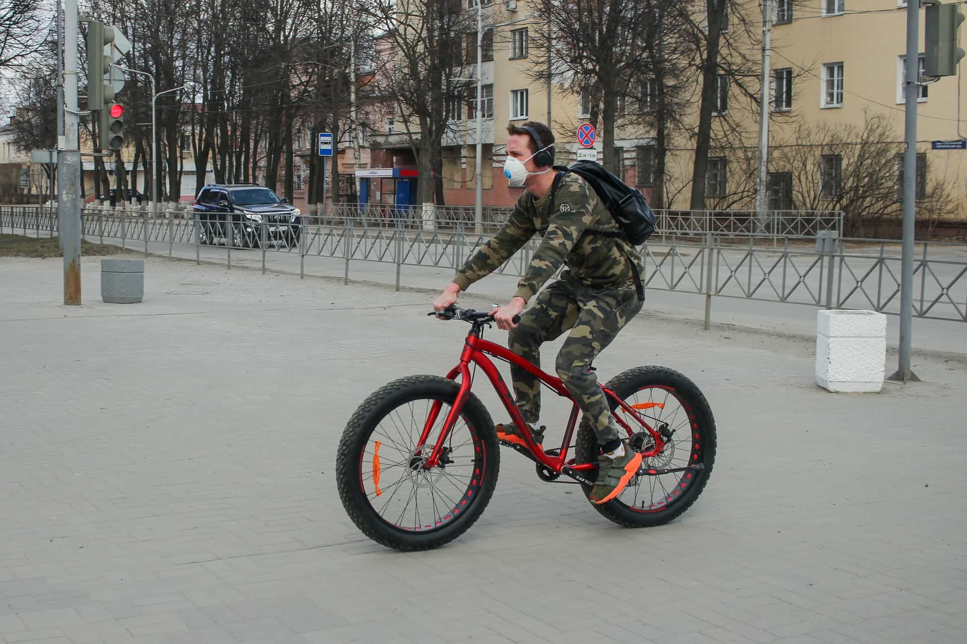 Frontliner cycling in the city